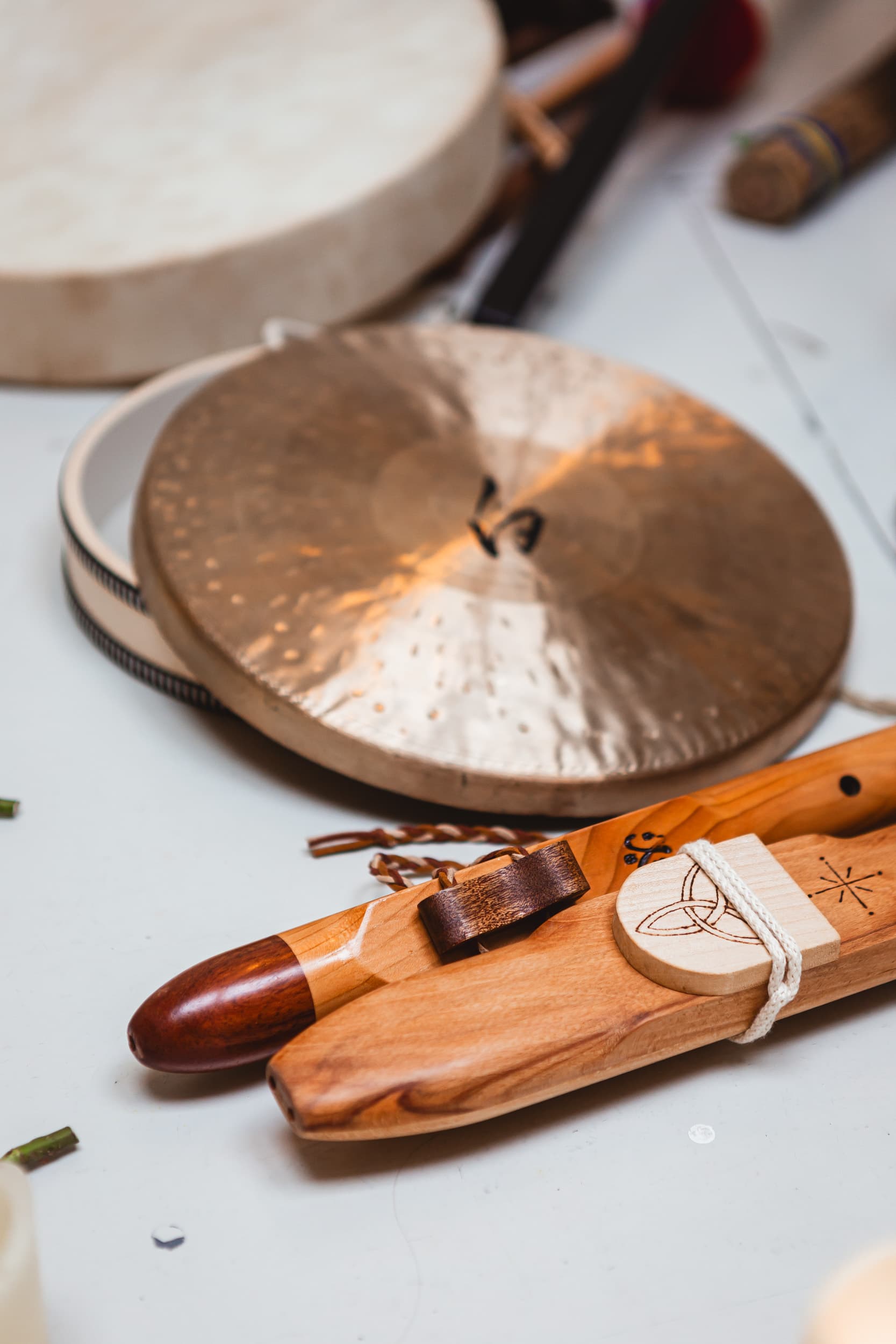 Instruments fluted and white gong 